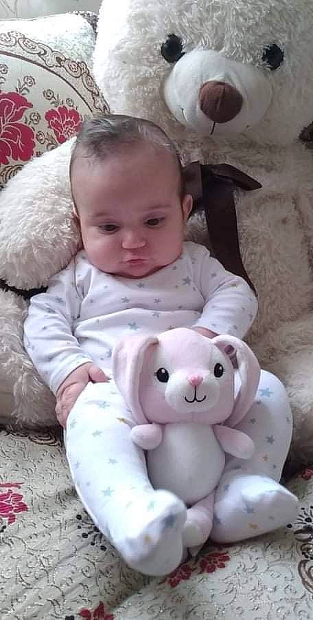 Siraj a rejoint le concours — aidez-le/la à gagner de superbes lots ! baby, baby_toddler_clothing, cheek, child, chin, comfort, eye, face, fun, happy, head, mammal, nose, person, pink, sitting, skin, sleeve, toddler, toy