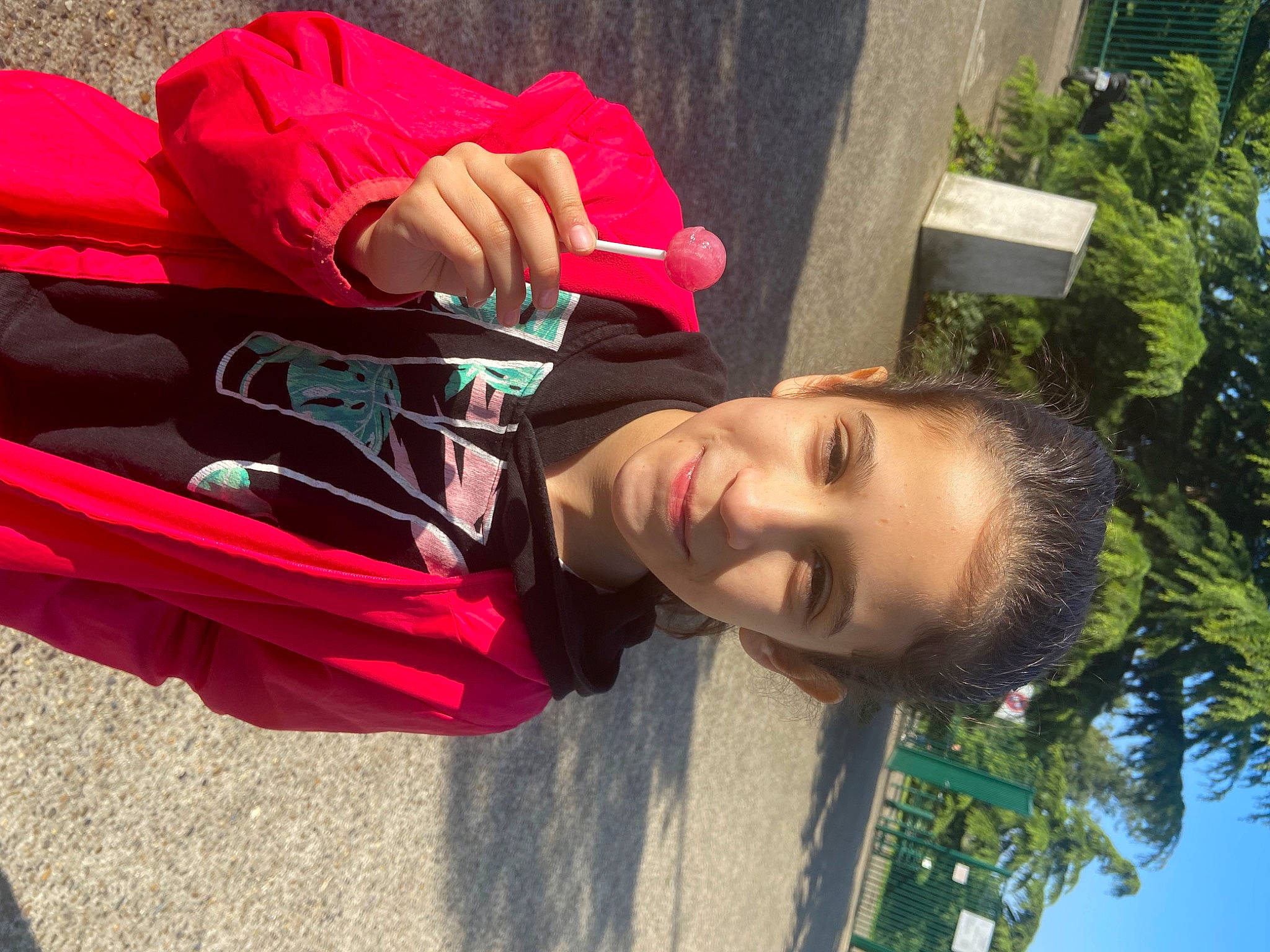 Maëlys a rejoint le concours — aidez-le/la à gagner de superbes lots ! backpack, carmine, child, cool, eyewear, fashion_accessory, fun, grass, happy, joy, leisure, magenta, people_in_nature, person, plant, recreation, sitting, smile, tints_and_shades, toddler