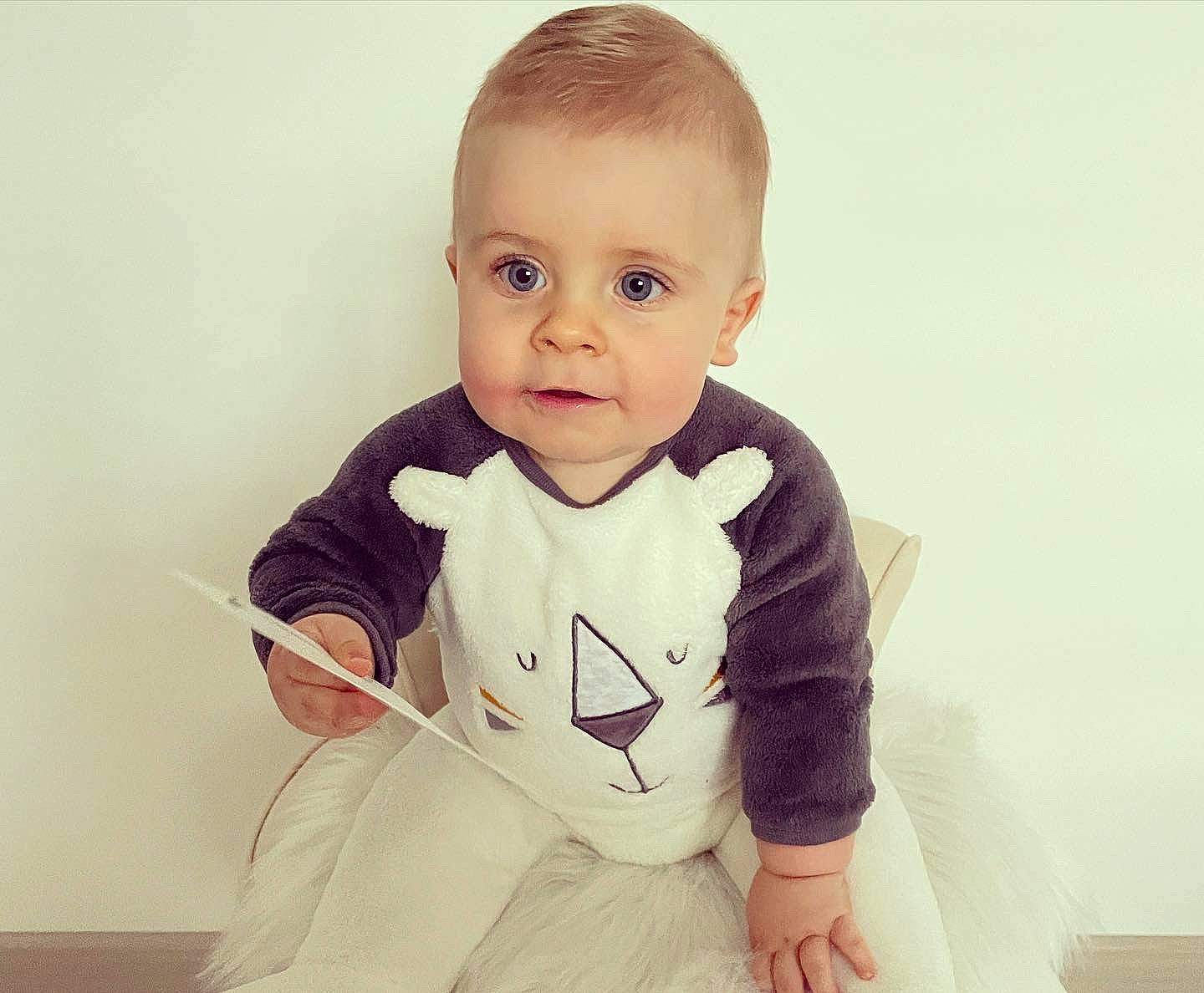 Nicolas participe au concours pour gagner de l'argent avec cette photo : baby, baby_toddler_clothing, cheek, collar, comfort, dress, dress_shirt, elbow, eye, hair, happy, head, human_body, knee, neck, nose, person, sleeve, standing, t_shirt