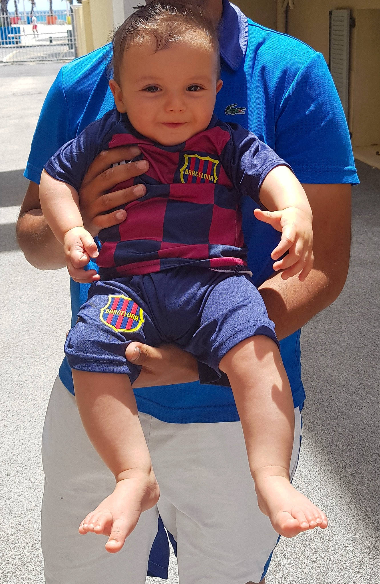 Miguel participe au concours pour gagner de l'argent avec cette photo : baby, barefoot, blue, child, joy, leg, person, toddler, vacation