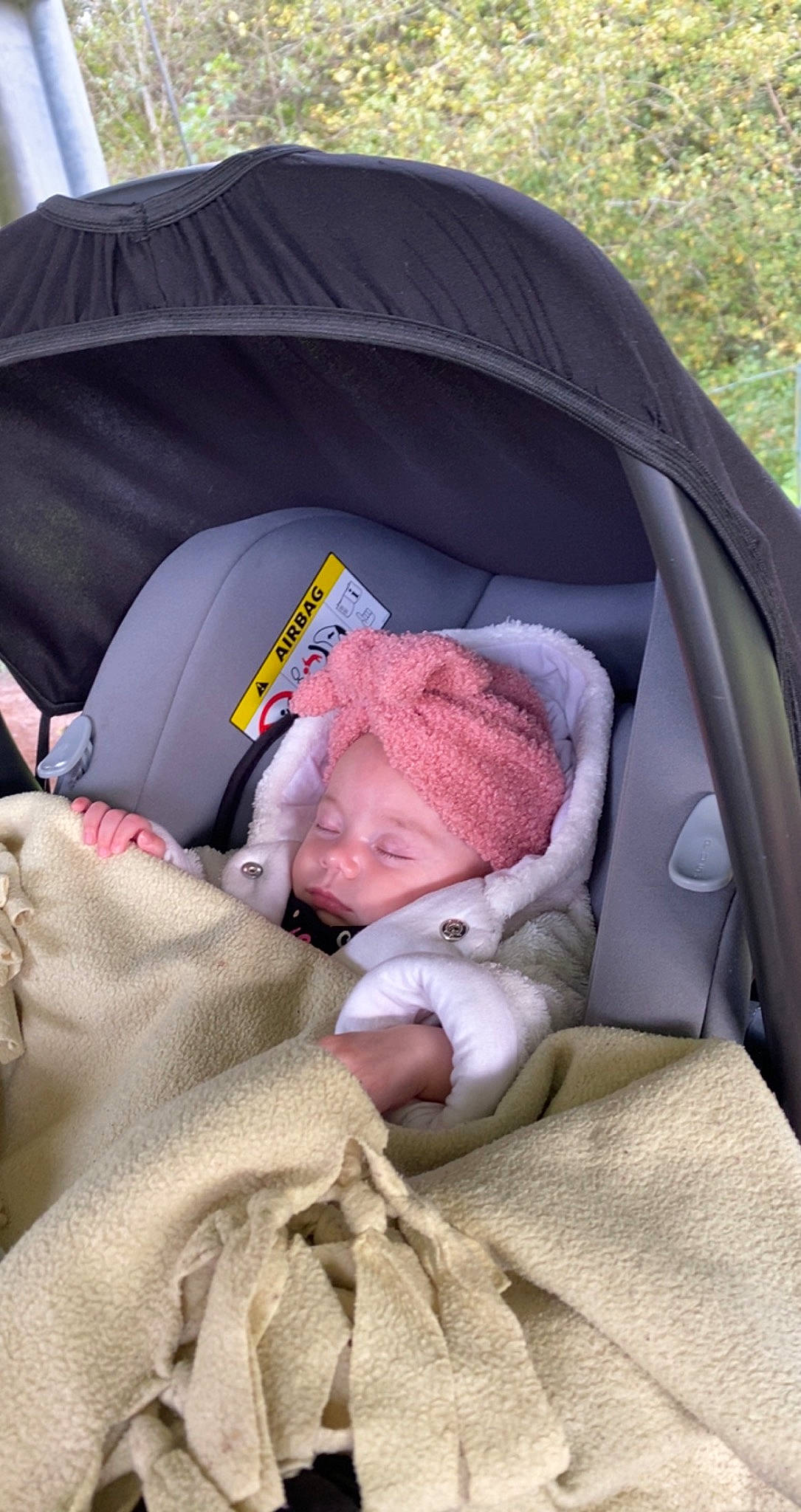 Liah participe au concours pour gagner de l'argent avec cette photo : baby, baby_carriage, baby_products, baby_safety, baby_toddler_clothing, bag, car_seat, child, comfort, headwear, infant_bed, linens, nap, person, sitting, sleep, toddler, tree