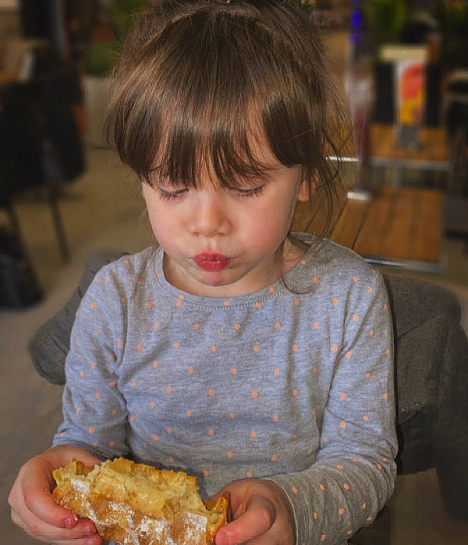 Luna participe au concours pour gagner de l'argent avec cette photo : chair, cheek, child, comfort_food, cuisine, dish, eating, fast_food, finger_food, food, food_craving, fun, ingredient, junk_food, organ, person, sharing, sitting, staple_food, tableware