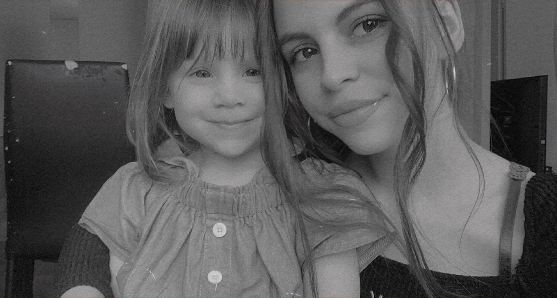 Luna participe au concours pour gagner de l'argent avec cette photo : bangs, black, black_and_white, cheek, eye, eyelash, face, flash_photography, hair, hairstyle, happy, head, iris, joy, lip, monochrome, nose, person, smile, standing