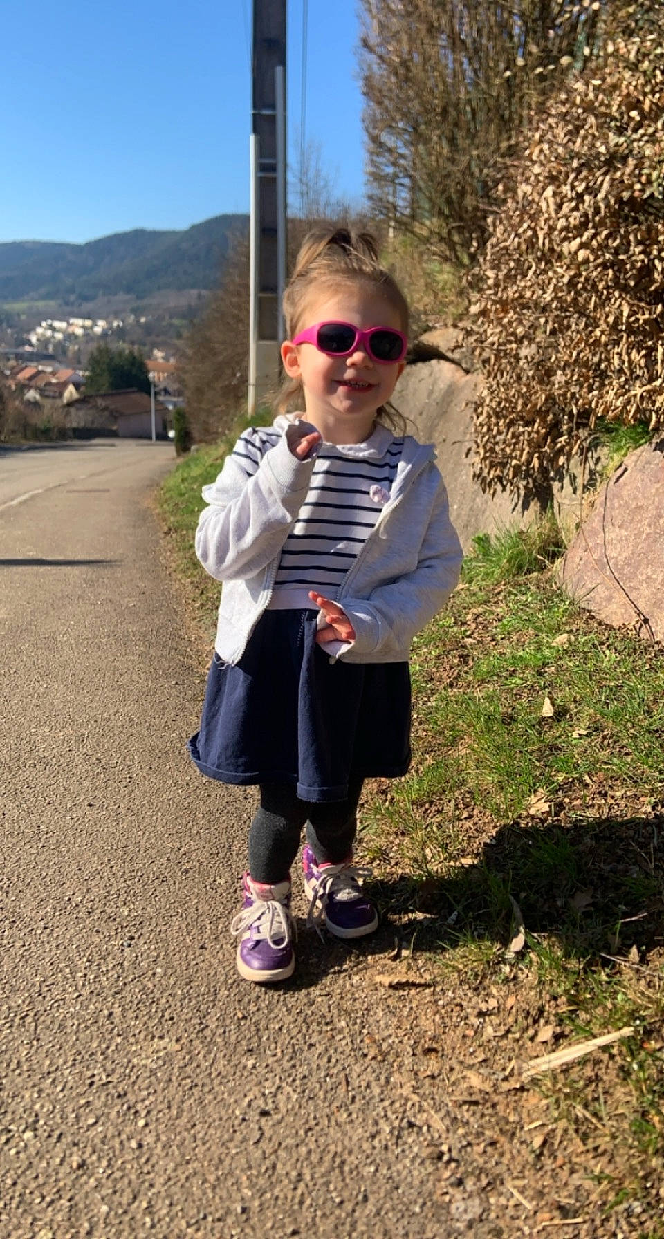 Luna a rejoint le concours — aidez-le/la à gagner de superbes lots ! asphalt, cool, denim, electric_blue, eyewear, footwear, goggles, grass, joy, landscape, leisure, person, plant, recreation, sky, sleeve, sneakers, street_fashion, sunglasses, t_shirt