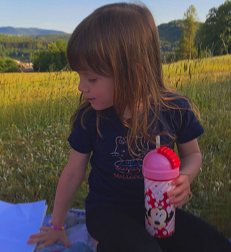 Luna a rejoint le concours — aidez-le/la à gagner de superbes lots ! child, finger, fun, grass, grass_family, grassland, happy, landscape, leisure, meadow, morning, people_in_nature, person, plant, sky, standing, summer, sunlight, t_shirt, toddler