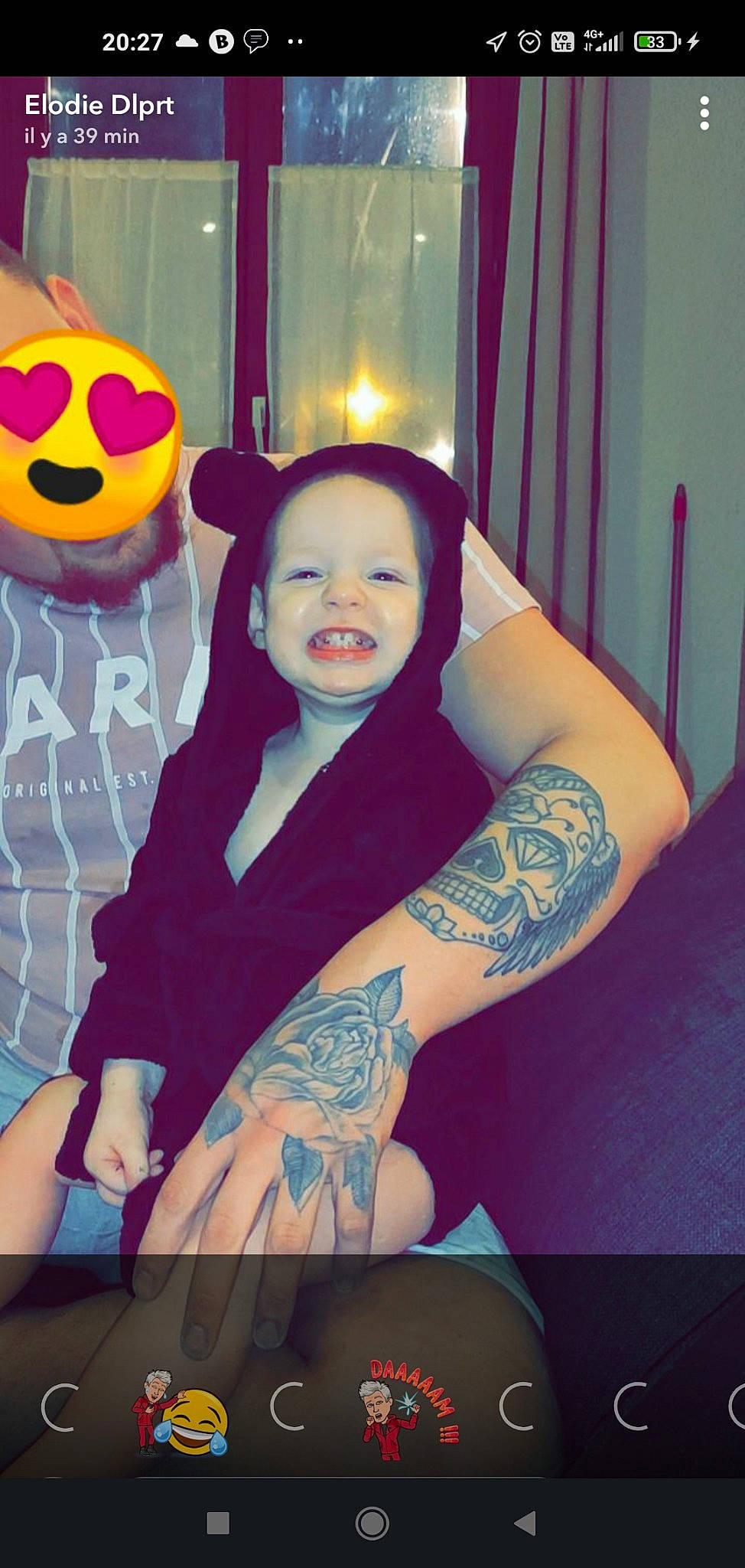 Laora participe au concours pour gagner de l'argent avec cette photo : calabaza, cool, elbow, flash_photography, hairstyle, happy, human_leg, knee, mouth, person, pumpkin, purple, sleeve, smile, t_shirt, tattoo, temporary_tattoo, thigh, trunk, wrist