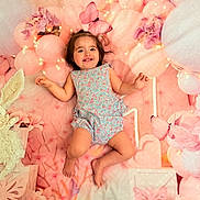 Leia a rejoint le concours — aidez-le/la à gagner de superbes lots ! baby, child, smiling, plush_toy, bunny, pink, balloon, flower, butterfly, background, cute, happy, infant, soft_toy, portrait, one_person, indoors, clothing, dress, lying_down