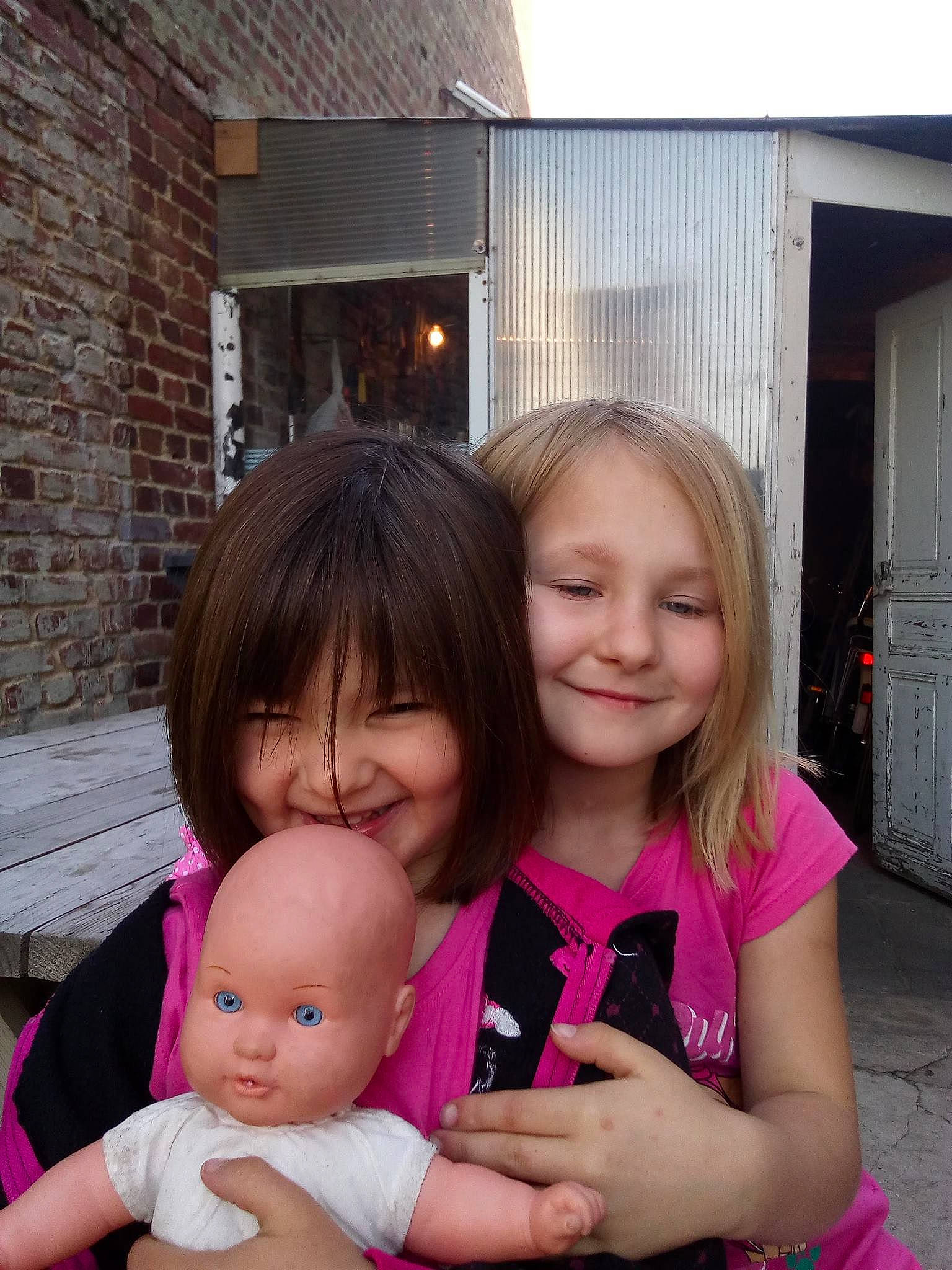 Laila Et Ophélie participe au concours pour gagner de l'argent avec cette photo : child, daughter, family, joy, mother, people, person, sibling, smile, toddler