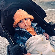 Mattía a rejoint le concours — aidez-le/la à gagner de superbes lots ! baby, stroller, blanket, hat, denim_jacket, infant, child, outdoor, curious, face, person, clothing, hand, seat, wheel, transport, cute, young, expression, warm