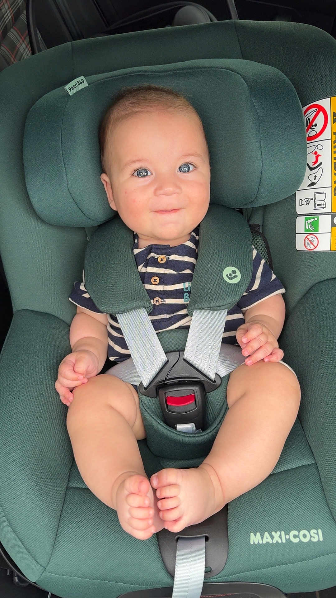 Mattía participe au concours pour gagner de l'argent avec cette photo : baby, child, car_seat, maxi_cosi, seat_belt, smile, happy, blue_eyes, striped_shirt, infant, cute, sitting, safety, legs, feet, hand, headrest, car_interior, portrait, closeup