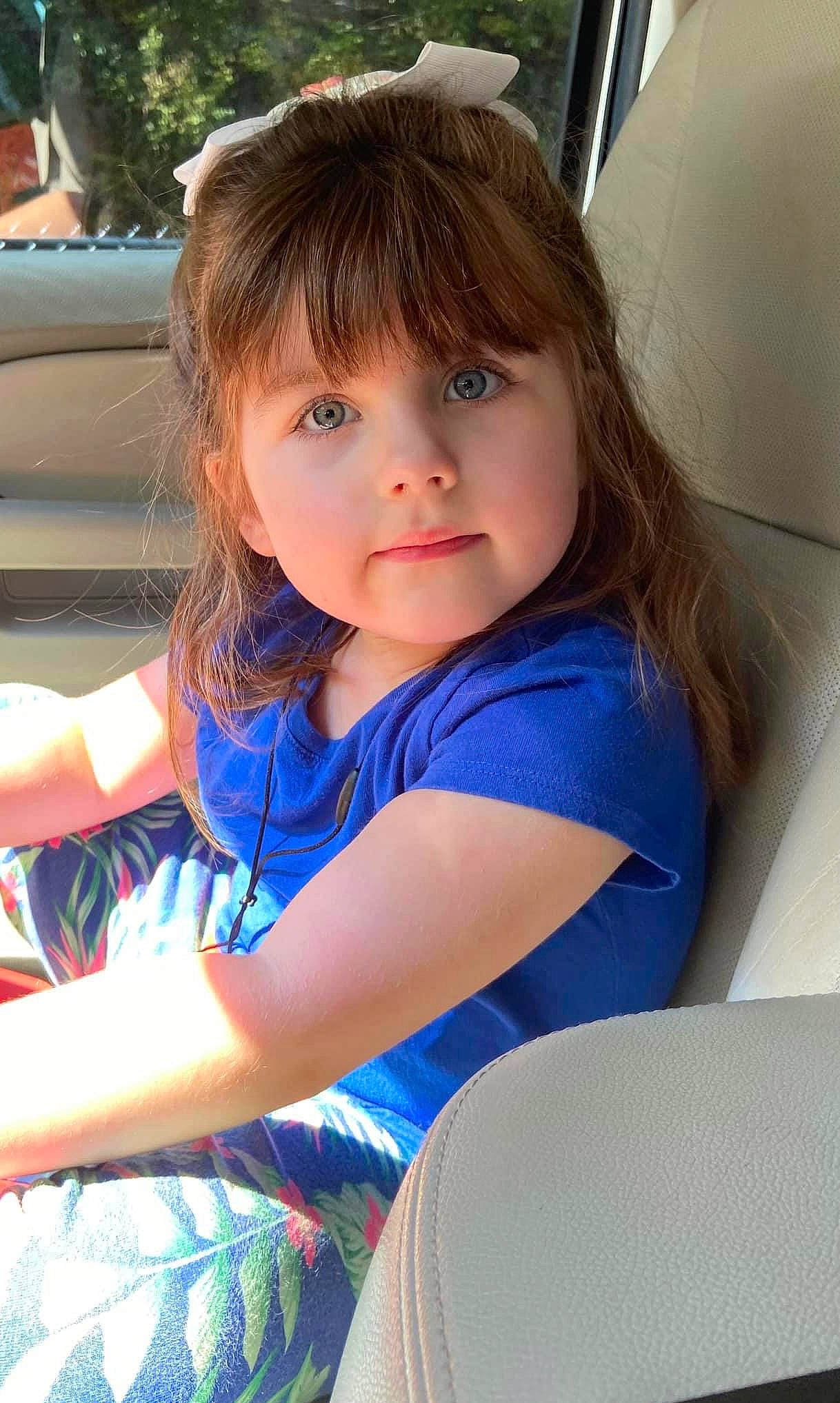 Alice is registered to the contest to win money with this photo: black_hair, brown_hair, child, cool, elbow, electric_blue, eye, fun, happy, human_body, human_leg, iris, leisure, long_hair, person, recreation, shoulder, sitting, skin, thigh