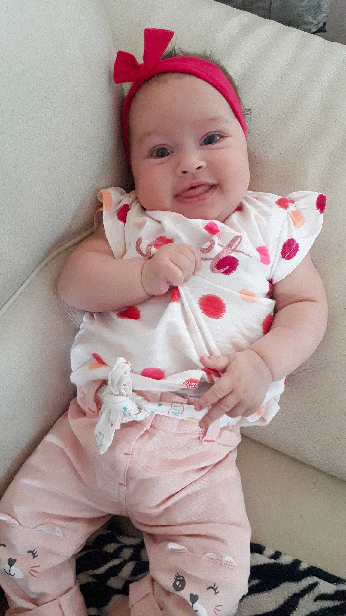 Eva participe au concours pour gagner de l'argent avec cette photo : baby, baby_products, baby_toddler_clothing, cheek, child, hair_accessory, headgear, person, pink, sleeve, toddler