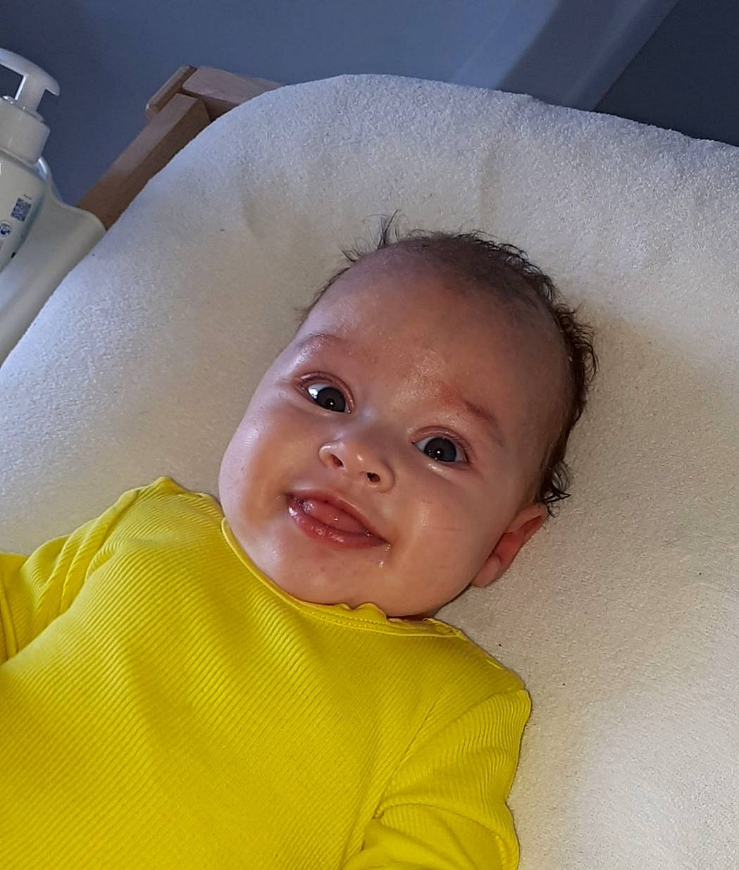 Eva participe au concours pour gagner de l'argent avec cette photo : baby, bedtime, cheek, child, chin, ear, eye, eyebrow, face, forehead, head, iris, lip, mouth, nose, person, skin, smile, textile, toddler