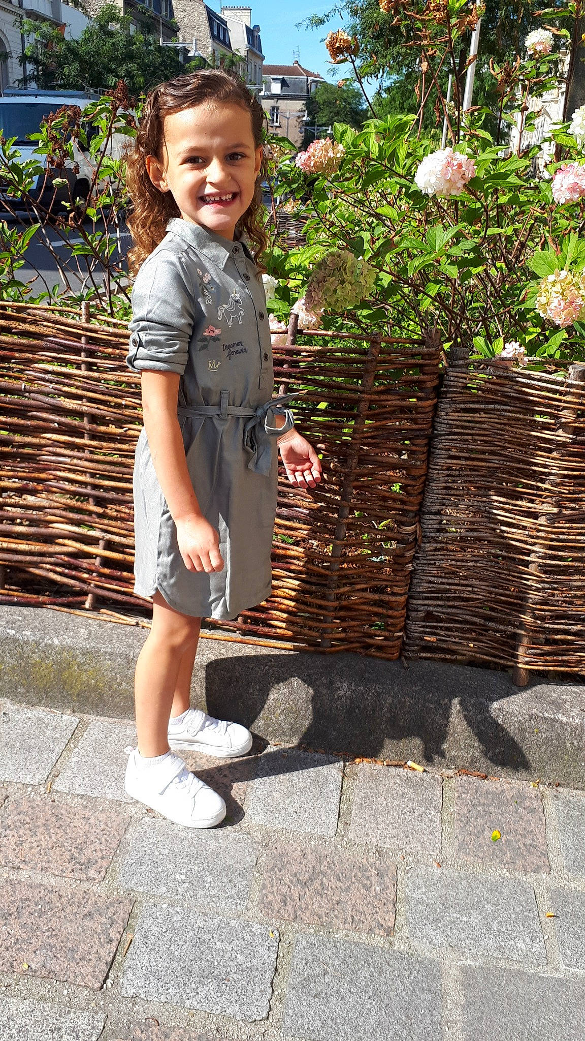 Maëlia a rejoint le concours — aidez-le/la à gagner de superbes lots ! child, child_model, denim, dress, footwear, joy, leg, leisure, person, play, shoe, shorts, snapshot, summer, toddler, vacation