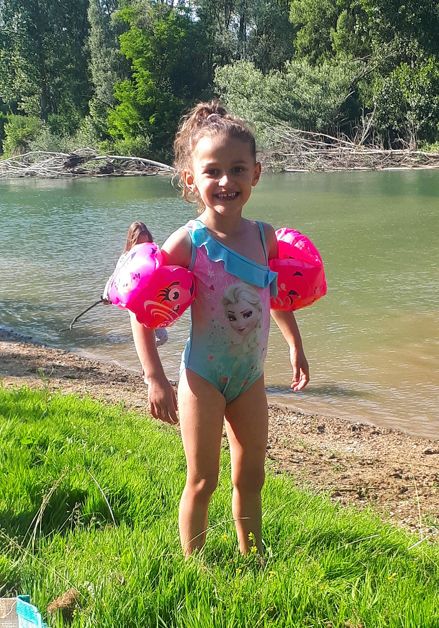 Maëlia a rejoint le concours — aidez-le/la à gagner de superbes lots ! barefoot, child, fun, joy, leisure, person, pink, play, recreation, summer, vacation, water