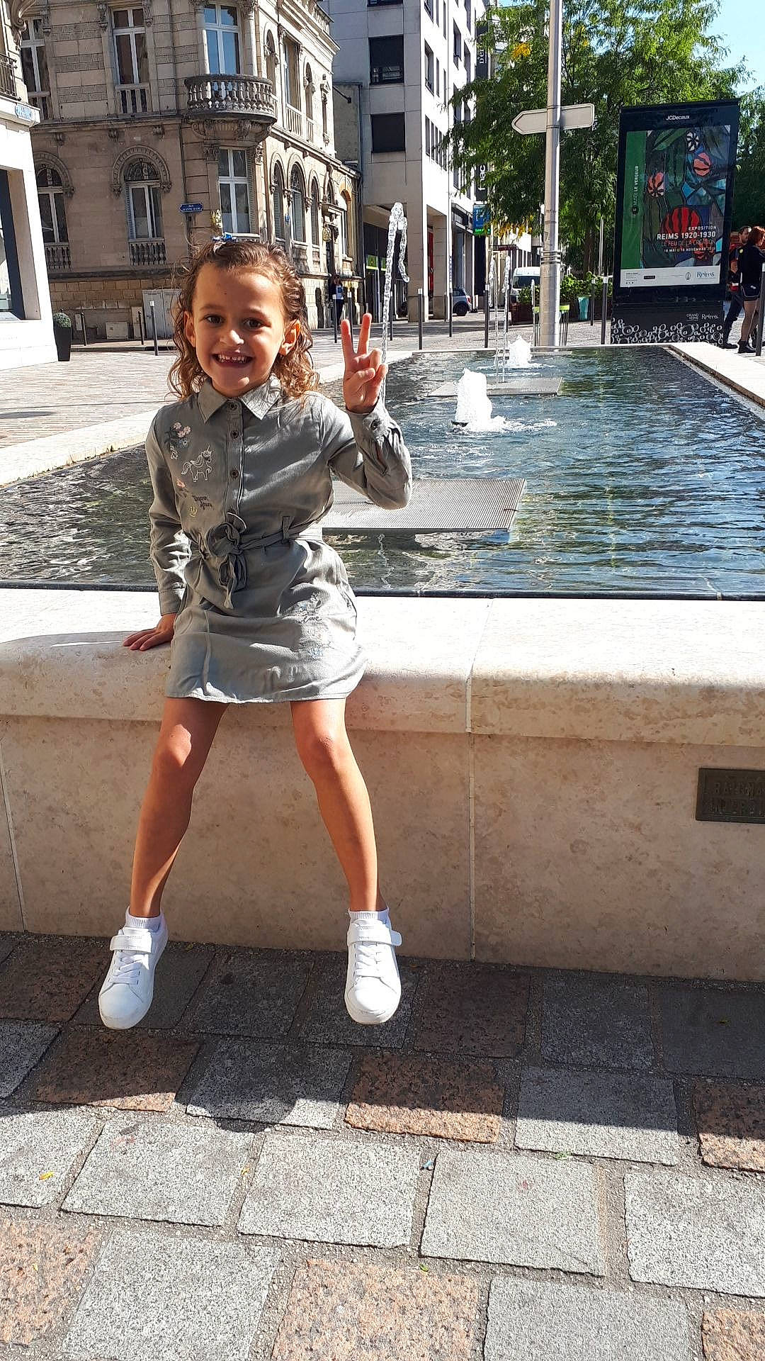 Maëlia a rejoint le concours — aidez-le/la à gagner de superbes lots ! child, fashion, human_leg, joy, leg, leisure, person, photograph, photography, shoe, smile, snapshot, standing, street_fashion, thigh, vacation, water