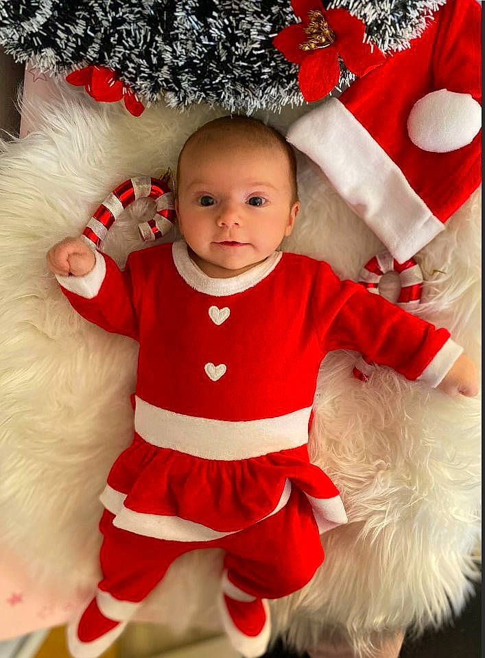 Alexandra a rejoint le concours — aidez-le/la à gagner de superbes lots ! baby, baby_toddler_clothing, child, christmas, christmas_eve, costume_hat, event, fur, gesture, happy, holiday, outerwear, person, product, red, santa_claus, sleeve, smile, textile, toddler