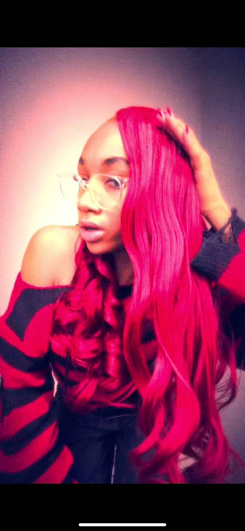 Raniya is registered to the contest to win money with this photo: black_hair, electric_blue, entertainment, event, eyelash, eyewear, fashion_design, flash_photography, gesture, jewellery, layered_hair, lip, long_hair, magenta, performing_arts, person, pink, purple, red_hair, step_cutting