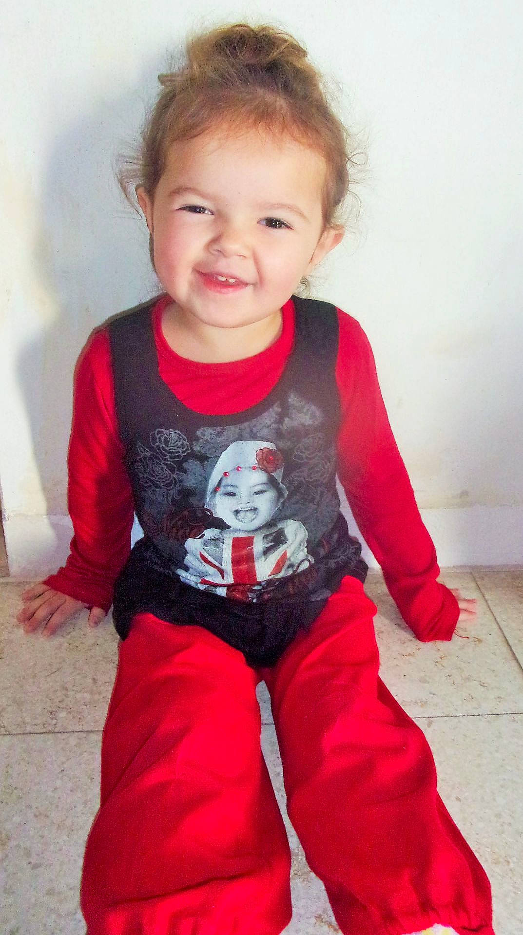 Tina participe au concours pour gagner de l'argent avec cette photo : child, human_positions, joy, person, red, toddler