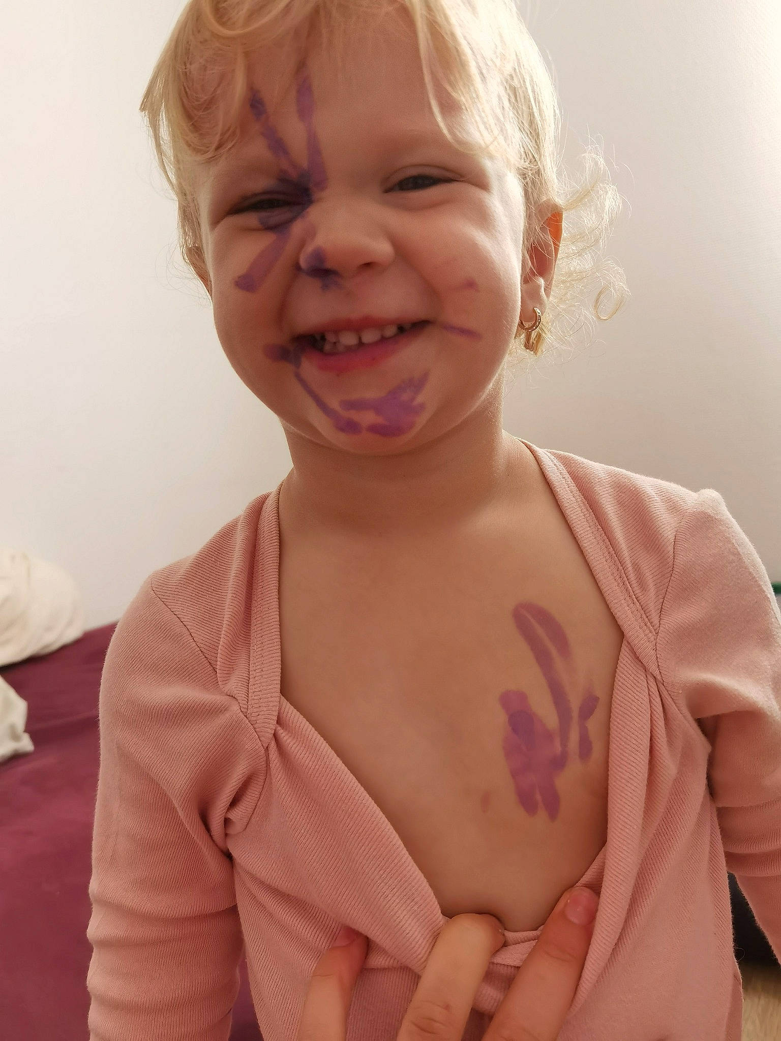 Alexandra participe au concours pour gagner de l'argent avec cette photo : cheek, chin, ear, eye, eyebrow, face, forehead, hair, hand, head, human_body, joy, lip, mouth, neck, nose, person, shoulder, skin, smile