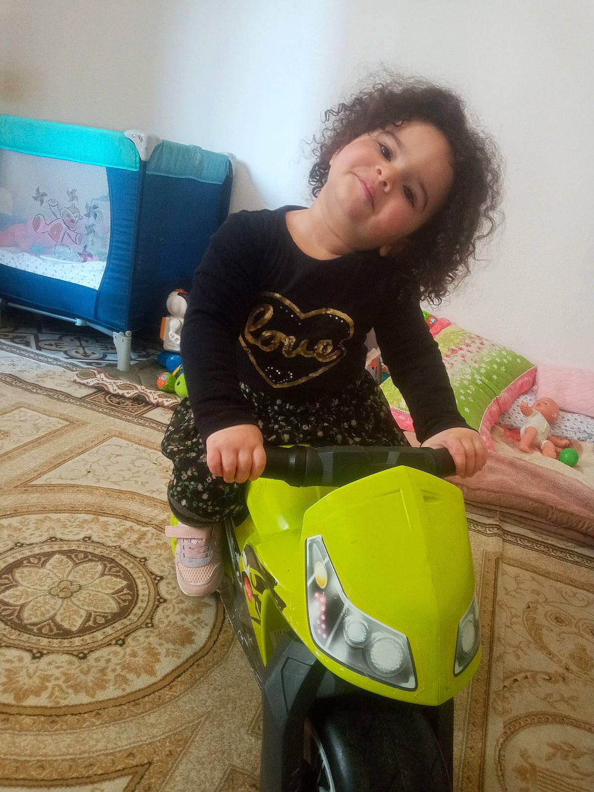 Khadija participe au concours pour gagner de l'argent avec cette photo : auto_part, automotive_design, automotive_exterior, automotive_lighting, automotive_tire, fender, fun, hair, happy, head, headlamp, joy, motor_vehicle, motorcycle, person, rim, smile, t_shirt, tire, vehicle