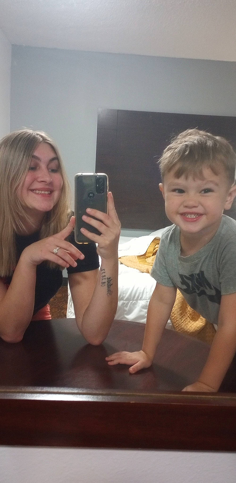 Brax is registered to the contest to win money with this photo: communication_device, face, finger, fun, gadget, gesture, hair, happy, head, joy, leisure, mobile_phone, person, portable_communications_device, shoulder, smile, standing, t_shirt, table, tableware