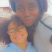 Joséphine participe au concours pour gagner de l'argent avec cette photo : child, woman, glasses, smile, outdoor, hoodie, portrait, happy, people, casual_clothing, hair, face, eyewear, daylight, friendship, togetherness, affection, young, skin, head