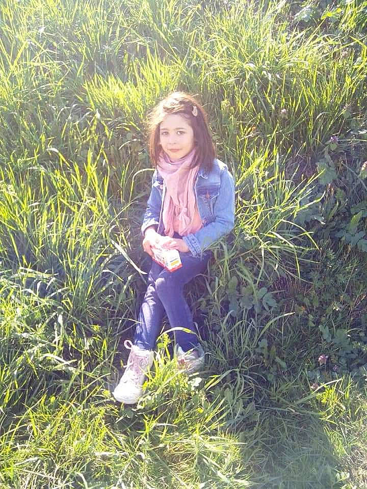 Lindsay a rejoint le concours — aidez-le/la à gagner de superbes lots ! denim, electric_blue, field, forest, fun, grass, grassland, groundcover, happy, landscape, meadow, people_in_nature, person, plant, portrait_photography, prairie, shrub, sitting, soil, terrestrial_plant