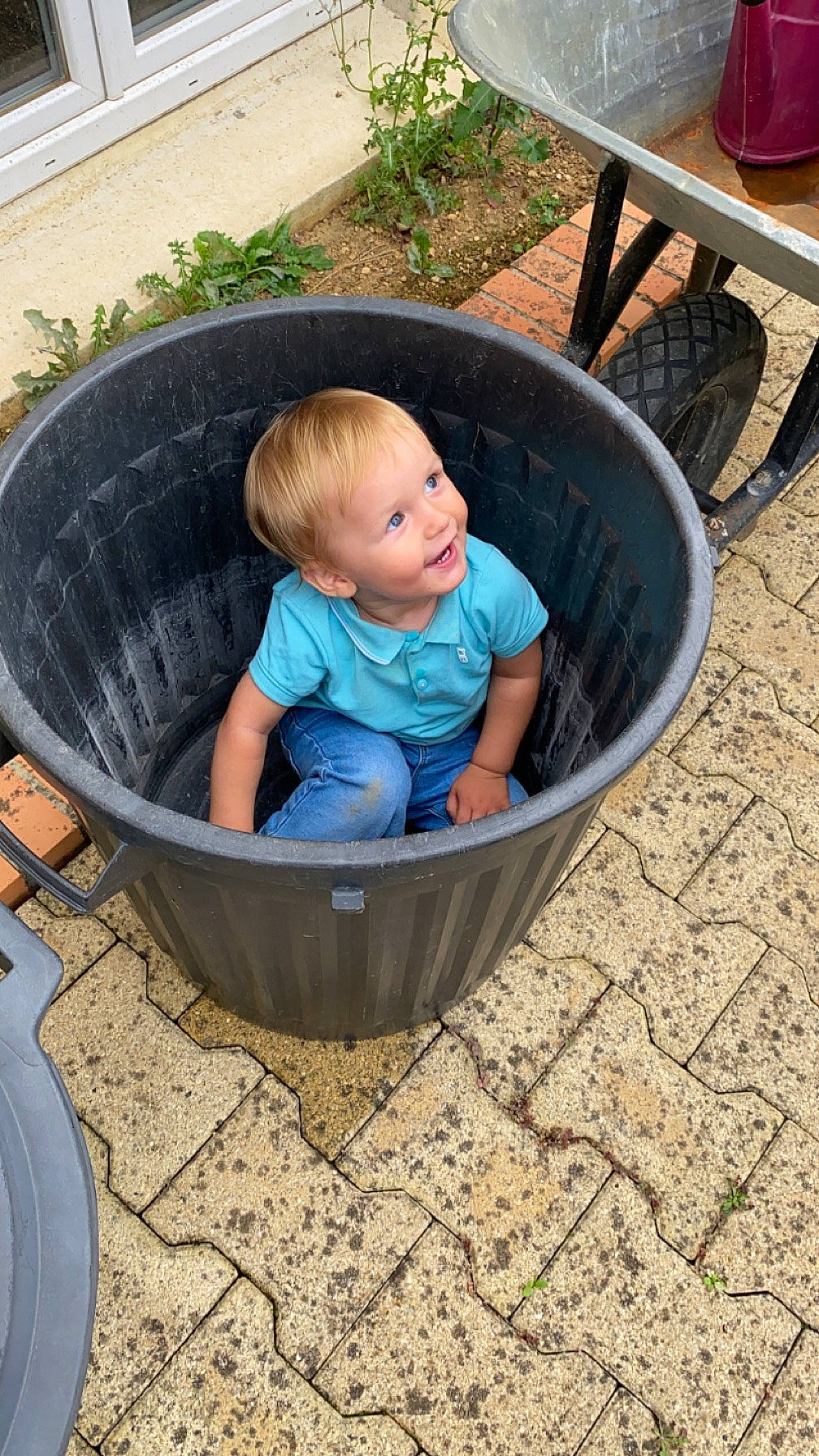 Logan participe au concours pour gagner de l'argent avec cette photo : baby, baby_products, baby_safety, baby_toddler_clothing, chair, child, circle, comfort, fun, grass, leisure, outdoor_furniture, outdoor_table, person, plant, play, sitting, toddler, water, yard