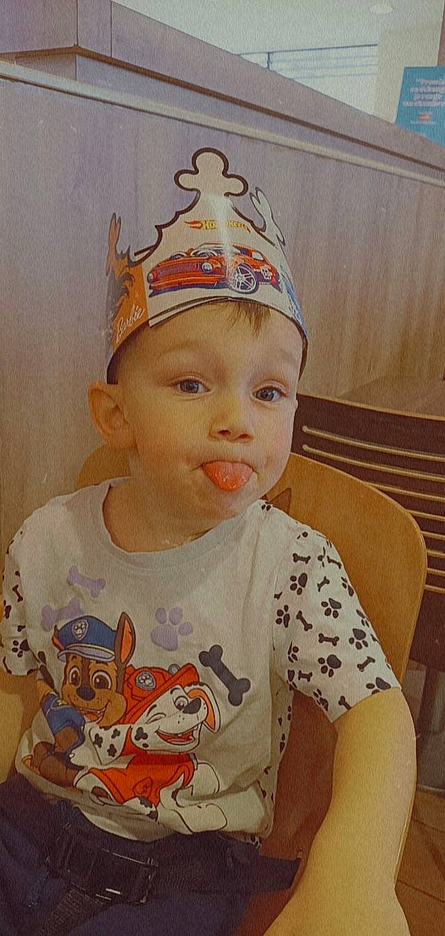 Mathéo a rejoint le concours — aidez-le/la à gagner de superbes lots ! baby_toddler_clothing, cap, cheek, chin, clothing, cool, eye, eyebrow, face, facial_expression, forehead, hairstyle, happy, lip, neck, nose, person, skin, sleeve, standing