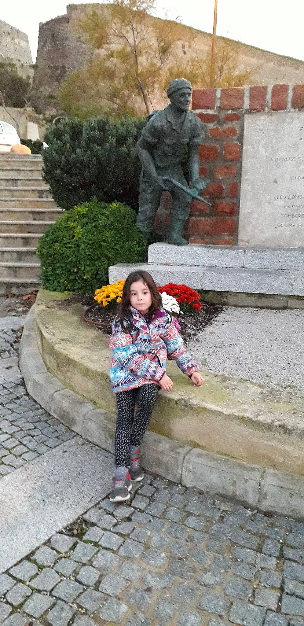 Alexandra participe au concours pour gagner de l'argent avec cette photo : child, cobblestone, footwear, headwear, jacket, leather_jacket, leisure, outerwear, person, photograph, plant, shoe, snapshot, temple