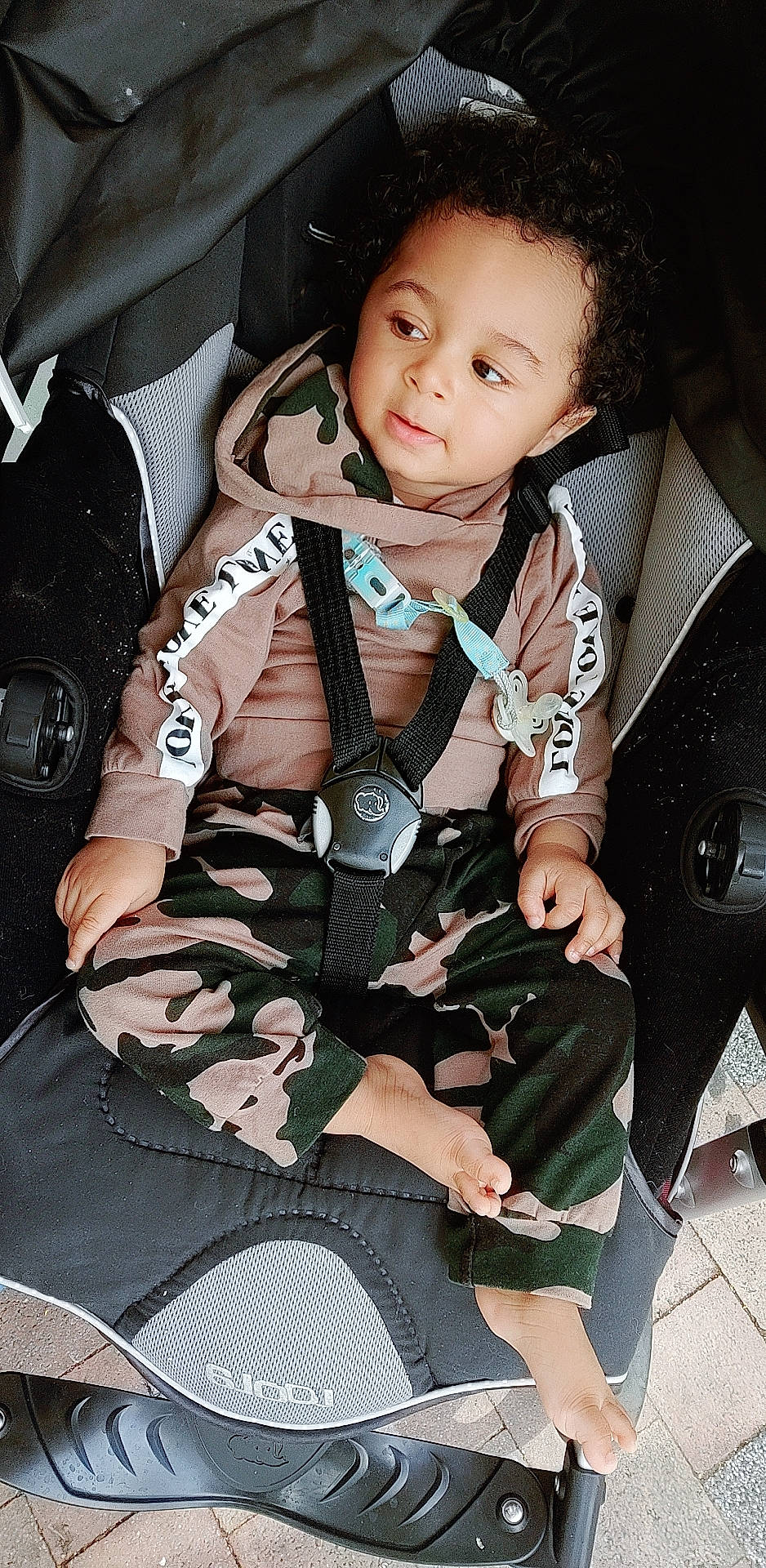 Léo Noam a rejoint le concours — aidez-le/la à gagner de superbes lots ! auto_part, baby, baby_carriage, baby_in_car_seat, baby_products, bag, black, car_seat, child, comfort, flash_photography, human_leg, knee, lap, pattern, person, seat_belt, sleeve, smile, thigh