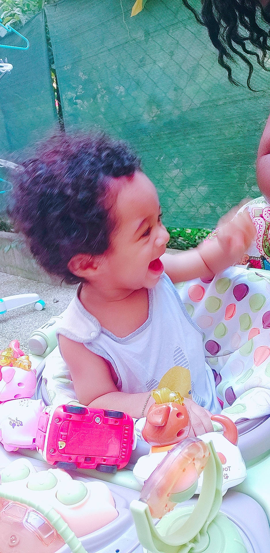 Léo Noam a rejoint le concours — aidez-le/la à gagner de superbes lots ! baby, baby_toddler_clothing, cheek, child, fun, grass, green, happy, mouth, nose, pattern, person, photograph, pink, skin, smile, snapshot, sweetness, toddler, water