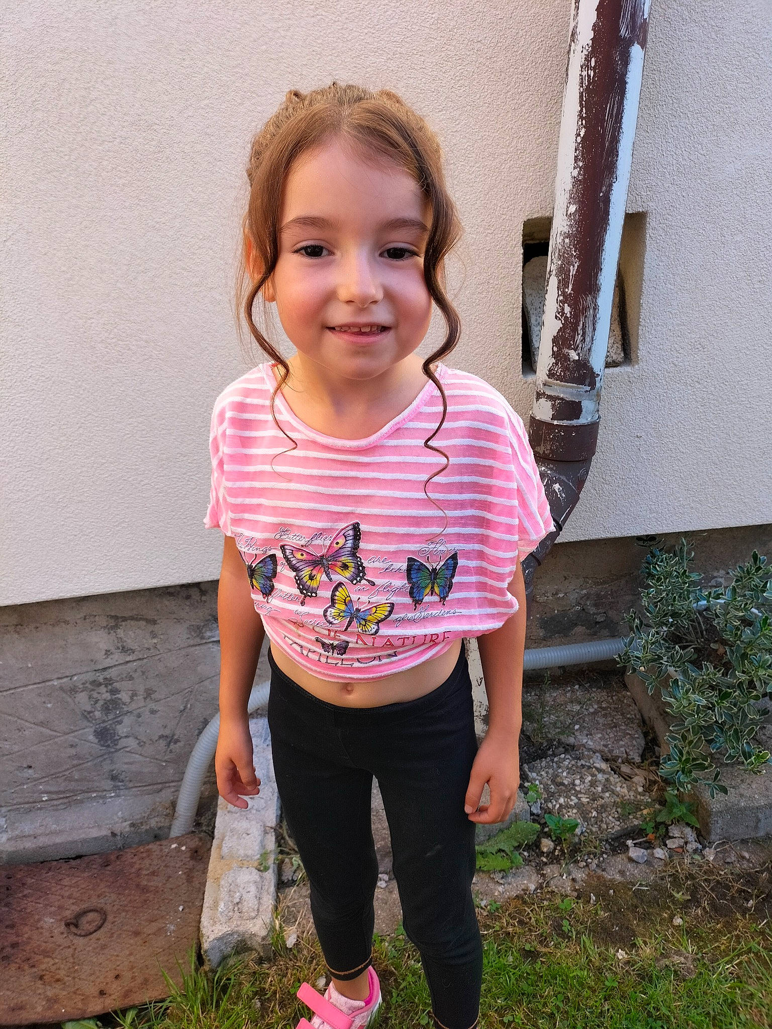 Céléna a rejoint le concours — aidez-le/la à gagner de superbes lots ! baby_toddler_clothing, child, chin, fun, grass, happy, human_body, joy, leisure, magenta, neck, pattern, person, pink, plant, play, sitting, sleeve, smile, soil