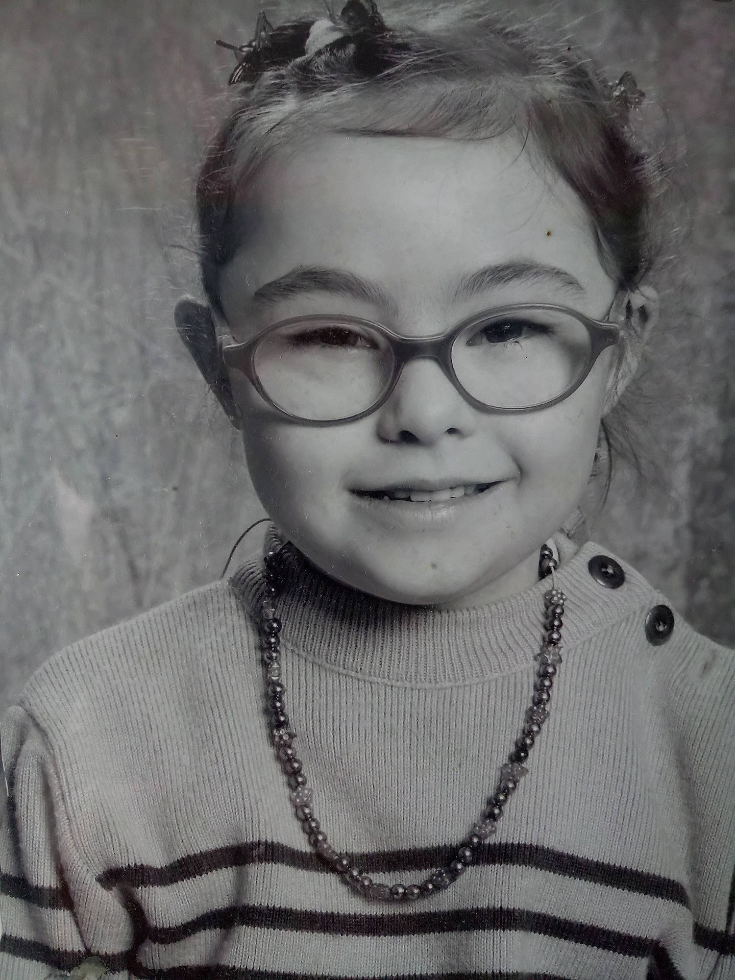 Luna participe au concours pour gagner de l'argent avec cette photo : black_and_white, cheek, child, chin, cool, eye, eyebrow, eyewear, face, forehead, girl, glasses, head, nose, person, portrait, portrait_photography, smile, vision_care