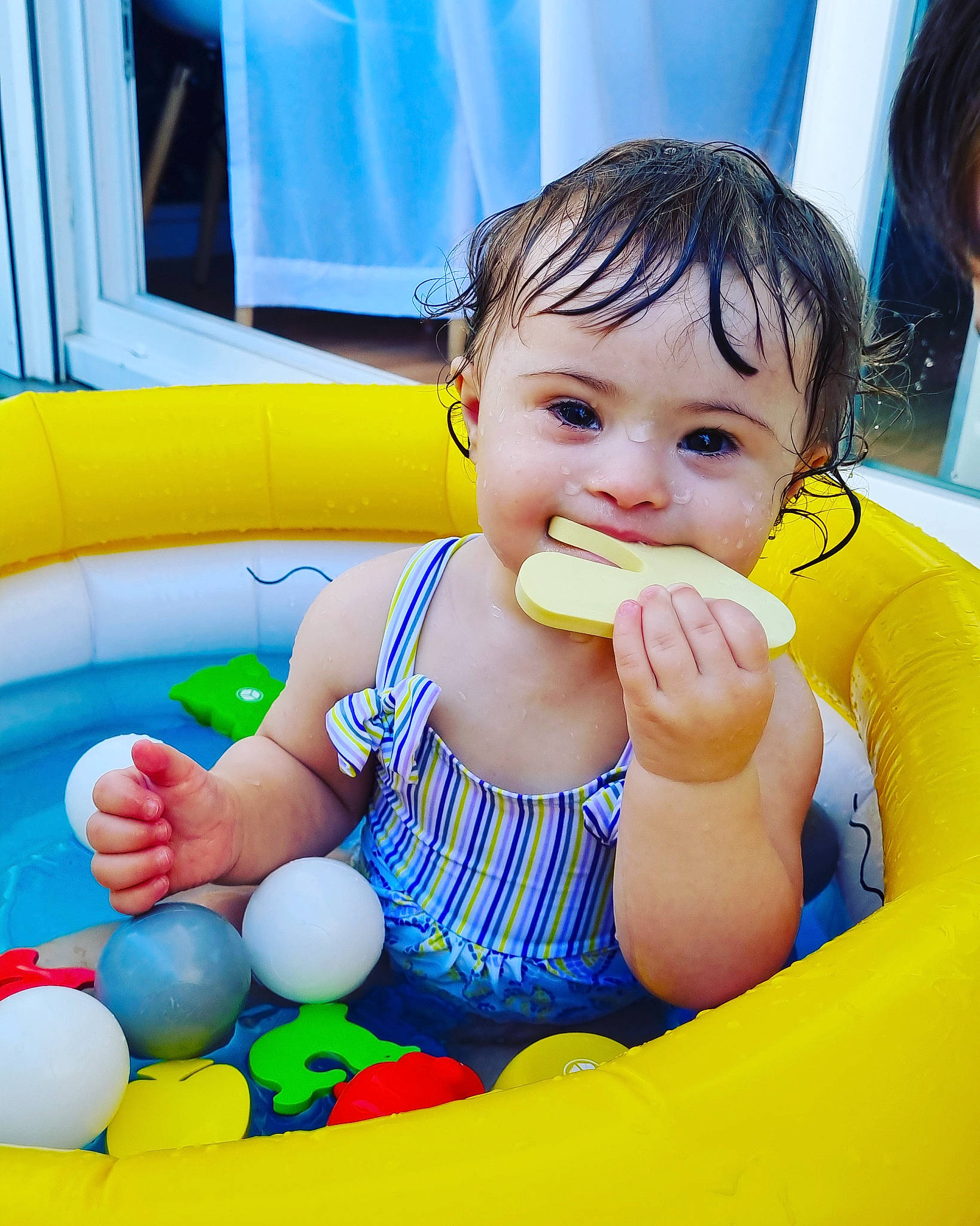 Safiya a rejoint le concours — aidez-le/la à gagner de superbes lots ! azure, baby, baby_playing_with_toys, baby_toddler_clothing, blue, facial_expression, fun, happy, leisure, nose, person, photograph, product, recreation, skin, snapshot, summer, thumb, toddler, toy