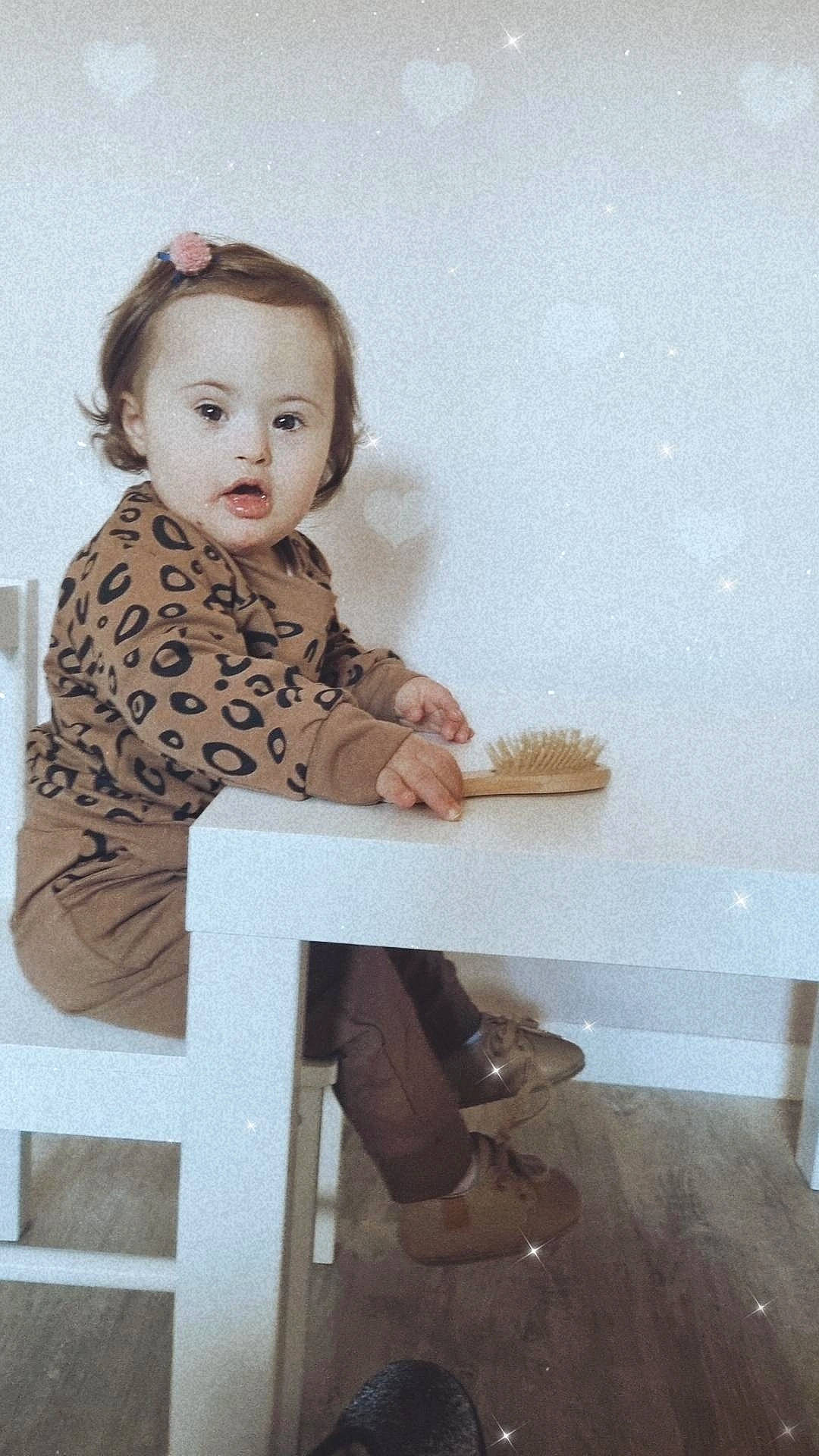 Safiya participe au concours pour gagner de l'argent avec cette photo : arm, baby_toddler_clothing, blond, chair, dress, flash_photography, human_leg, joint, knee, leg, person, shoulder, skin, sleeve, sock, standing, table, thigh, toddler, vintage_clothing