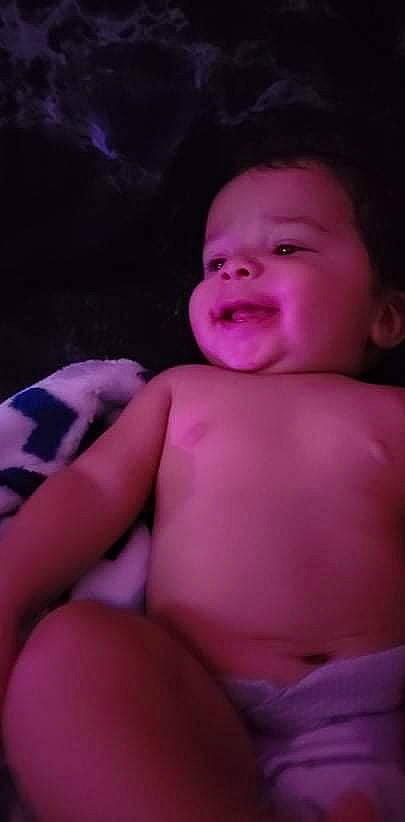 Kyro is registered to the contest to win money with this photo: arm, cheek, chin, eye, eyebrow, finger, flash_photography, happy, human_body, iris, lip, mouth, neck, nose, person, pink, purple, shoulder, skin, smile