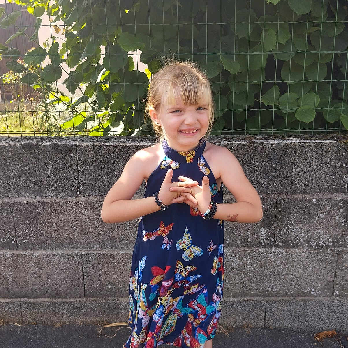Inaya participe au concours pour gagner de l'argent avec cette photo : child, city, clothing, cream, dessert, dress, face, female, girl, head, herbal, herbs, person, photography, plant, portrait, pottedplant, road, street, urban