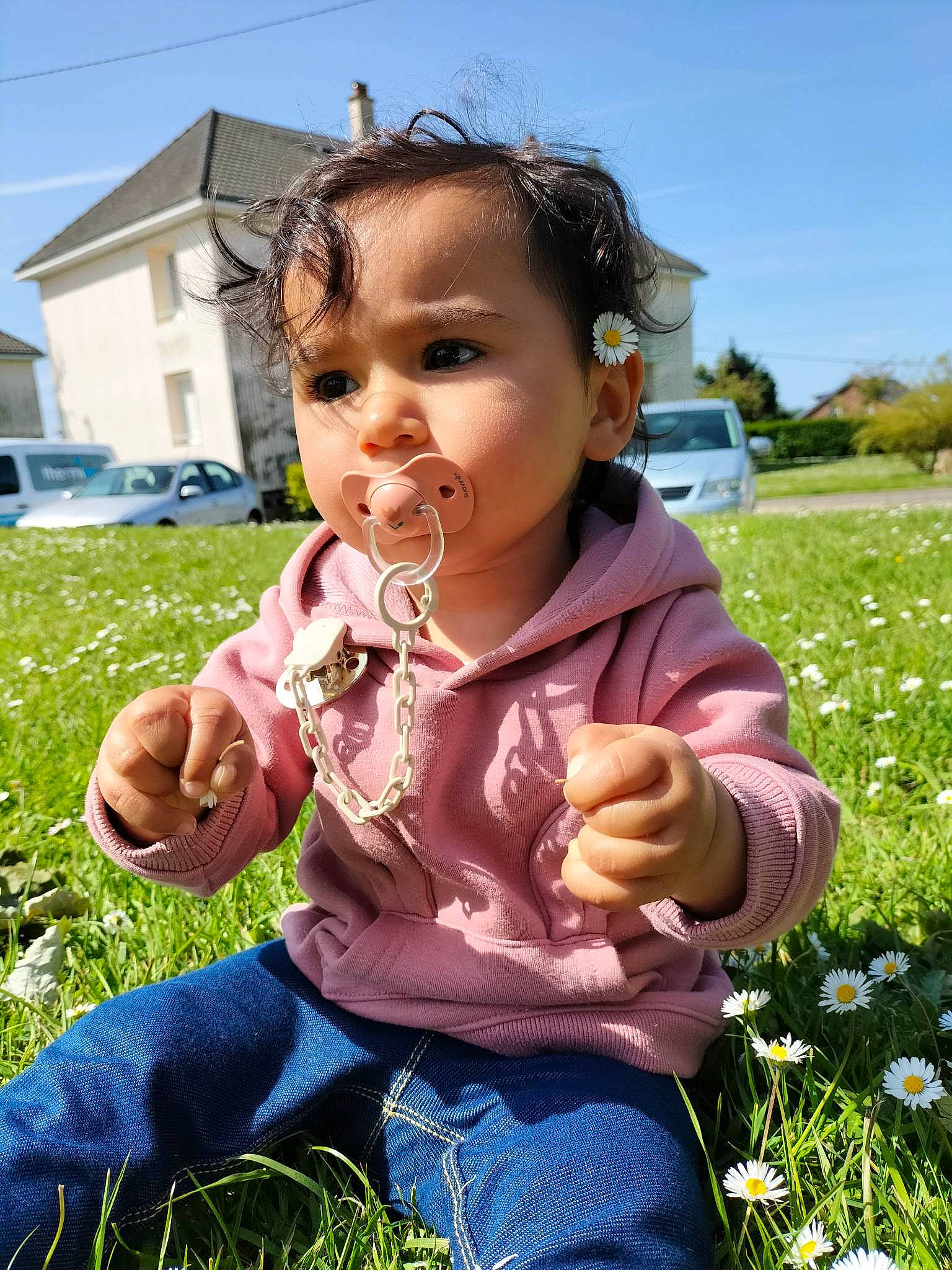 Laïa participe au concours pour gagner de l'argent avec cette photo : baby, baby_toddler_clothing, car, child, flower, fun, garden, grass, grassland, happy, head, meadow, nose, people_in_nature, person, plant, sitting, sky, toddler, tree