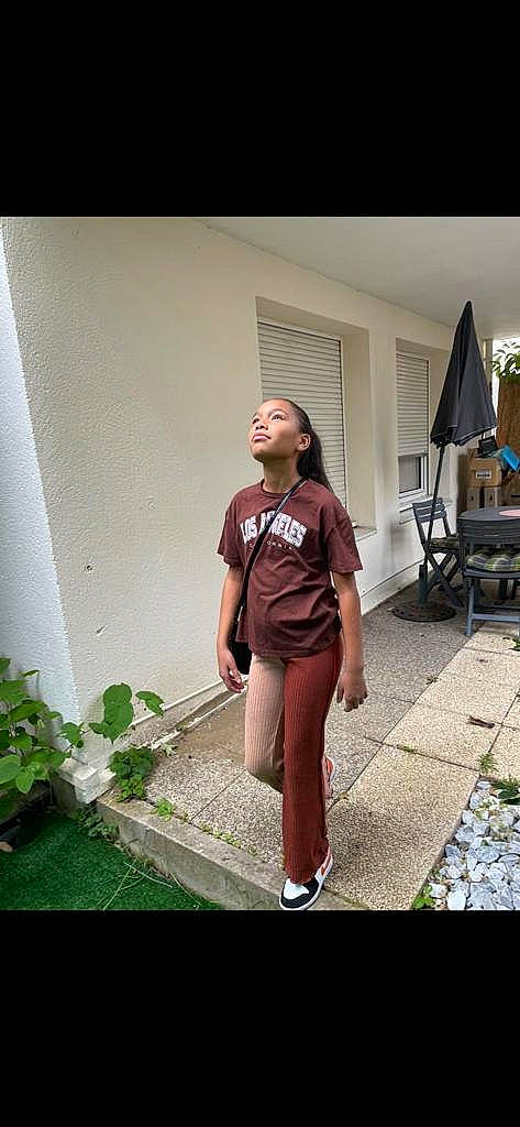 Luna a rejoint le concours — aidez-le/la à gagner de superbes lots ! bench, chair, eyewear, fashion_design, flooring, formal_wear, fun, grass, happy, human_leg, knee, lamp, leisure, magenta, person, plant, sleeve, smile, tints_and_shades, trunk