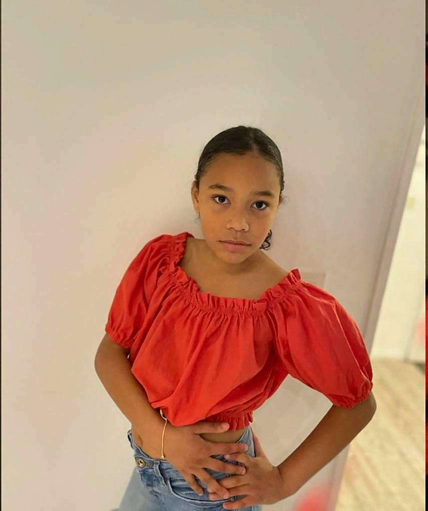 Luna participe au concours pour gagner de l'argent avec cette photo : abdomen, chest, elbow, fashion_design, gesture, hair, happy, human_body, jewellery, neck, necklace, pattern, peach, person, shoulder, sleeve, stomach, t_shirt, thigh, trunk