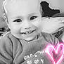 Lüna participe au concours pour gagner de l'argent avec cette photo : baby, bodypart, clothing, face, finger, hand, happy, head, heart, indoors, laughing, mouth, person, photography, portrait, selfie, smile, symbol, t_shirt, teeth