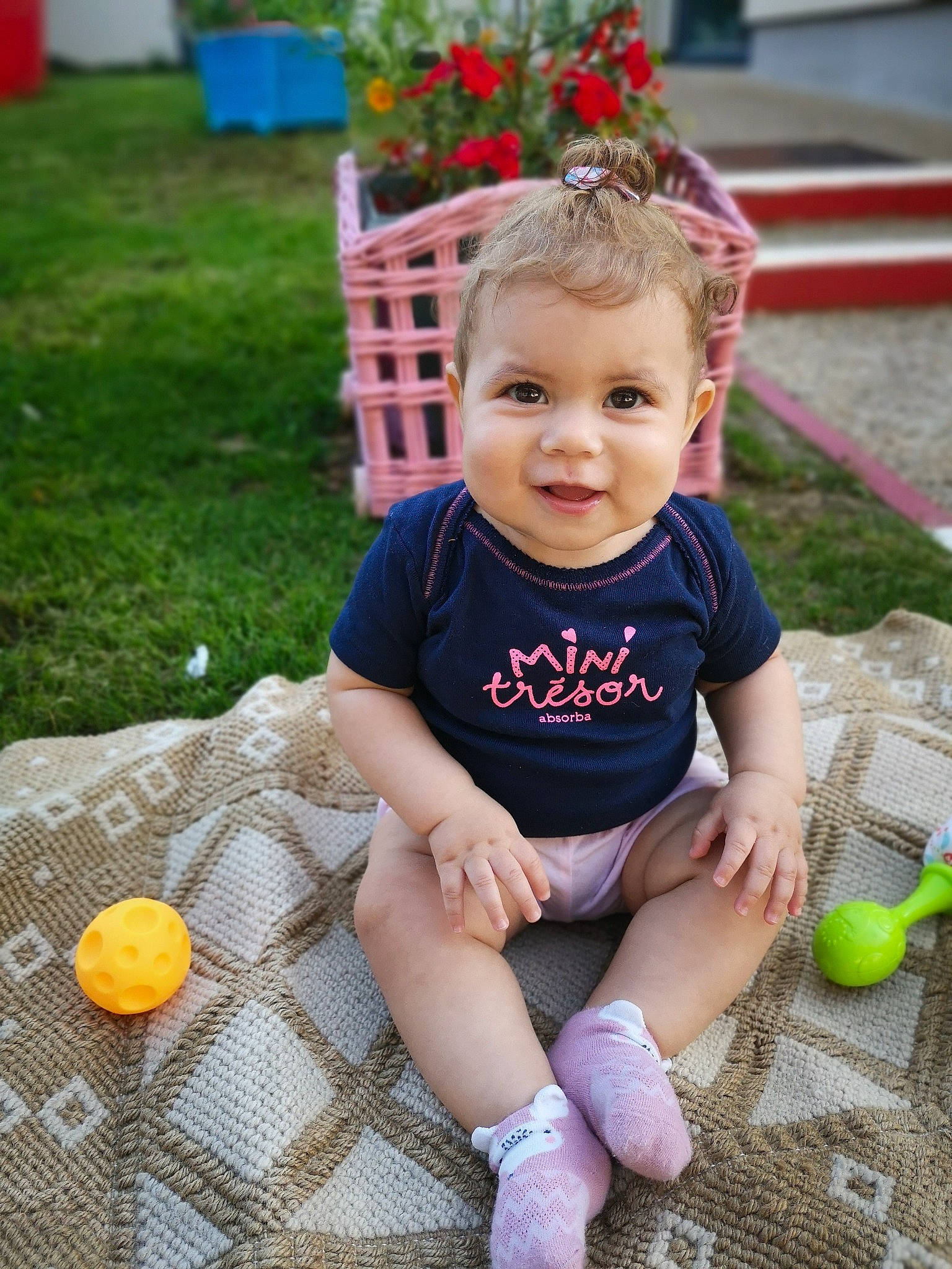 Sabrina participe au concours pour gagner de l'argent avec cette photo : baby, child, fun, grass, joy, people, person, plant, play, recreation, sitting, smile, summer, toddler, vacation, yellow