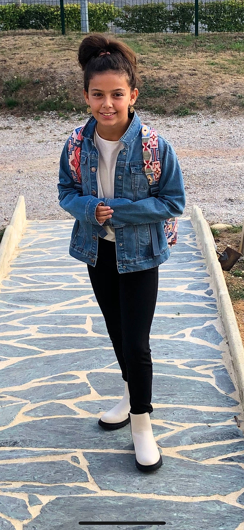 Emma participe au concours pour gagner de l'argent avec cette photo : blazer, denim, electric_blue, eyewear, fashion_accessory, formal_wear, happy, human_leg, jewellery, joy, knee, leg, leisure, pattern, person, plaid, recreation, sleeve, sportswear, t_shirt