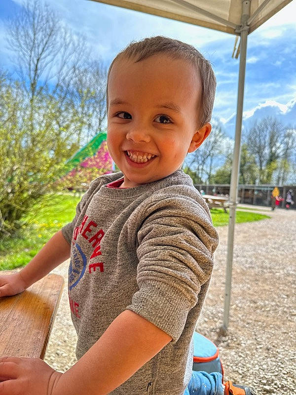Anthonio participe au concours pour gagner de l'argent avec cette photo : baby, baby_toddler_clothing, child, cloud, fun, grass, happy, joy, leisure, people_in_nature, person, plant, recreation, skin, sky, smile, standing, swing, t_shirt, toddler