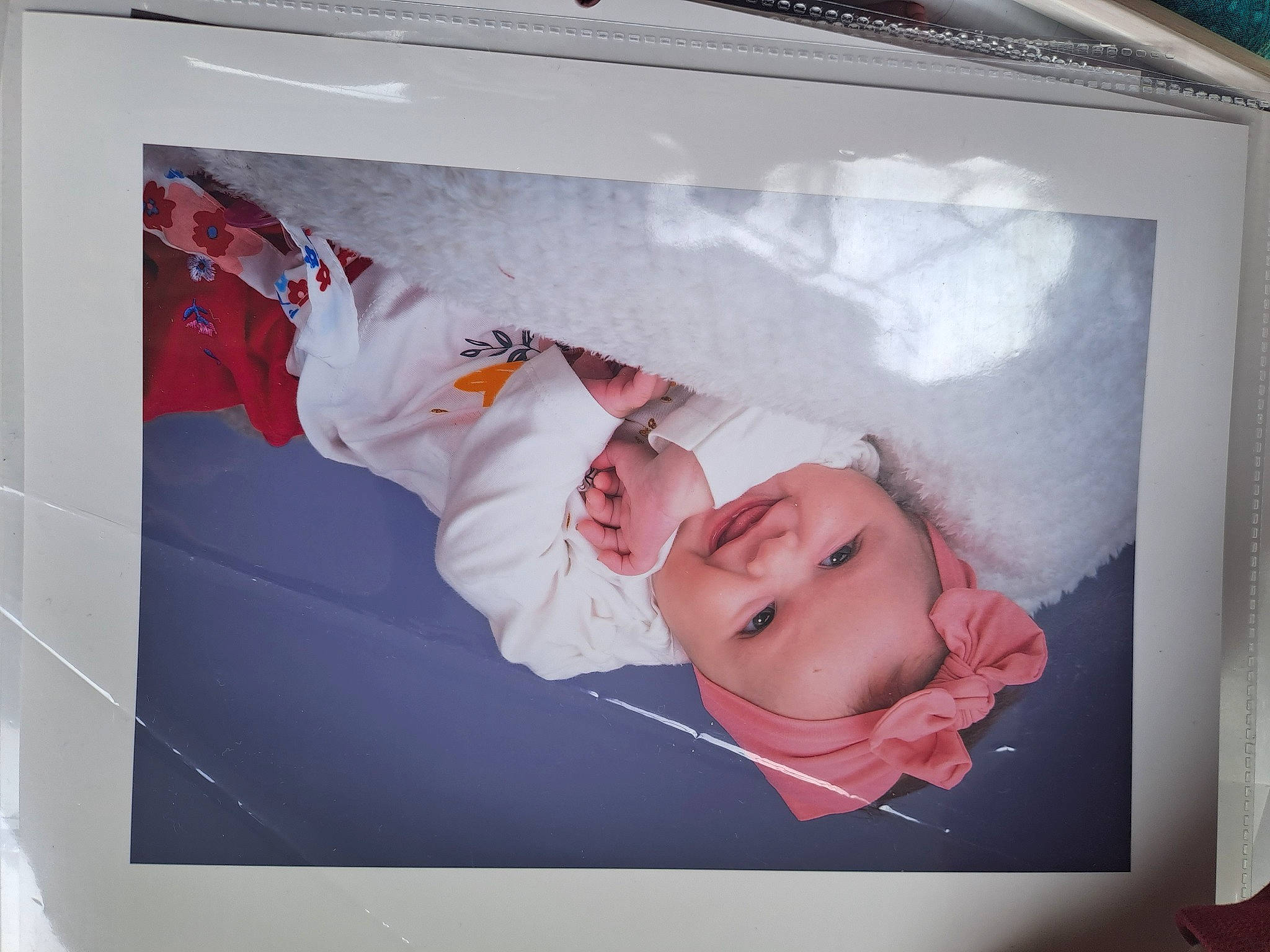 Luna a rejoint le concours — aidez-le/la à gagner de superbes lots ! art, baby, baby_toddler_clothing, child, comfort, font, gesture, hand, happy, headwear, home_appliance, linens, major_appliance, output_device, person, portrait_photography, product, rectangle, room, sleeve