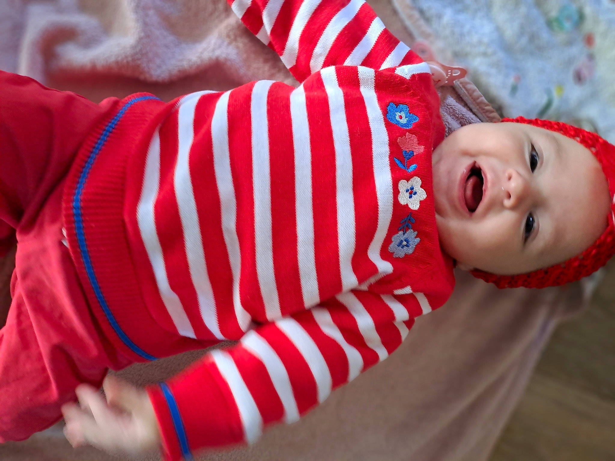 Luna participe au concours pour gagner de l'argent avec cette photo : baby, baby_toddler_clothing, carmine, child, comfort, elbow, electric_blue, event, eye, flag_day_usa, flag_of_the_united_states, happy, head, headwear, holiday, human_body, pattern, person, sleeve, smile