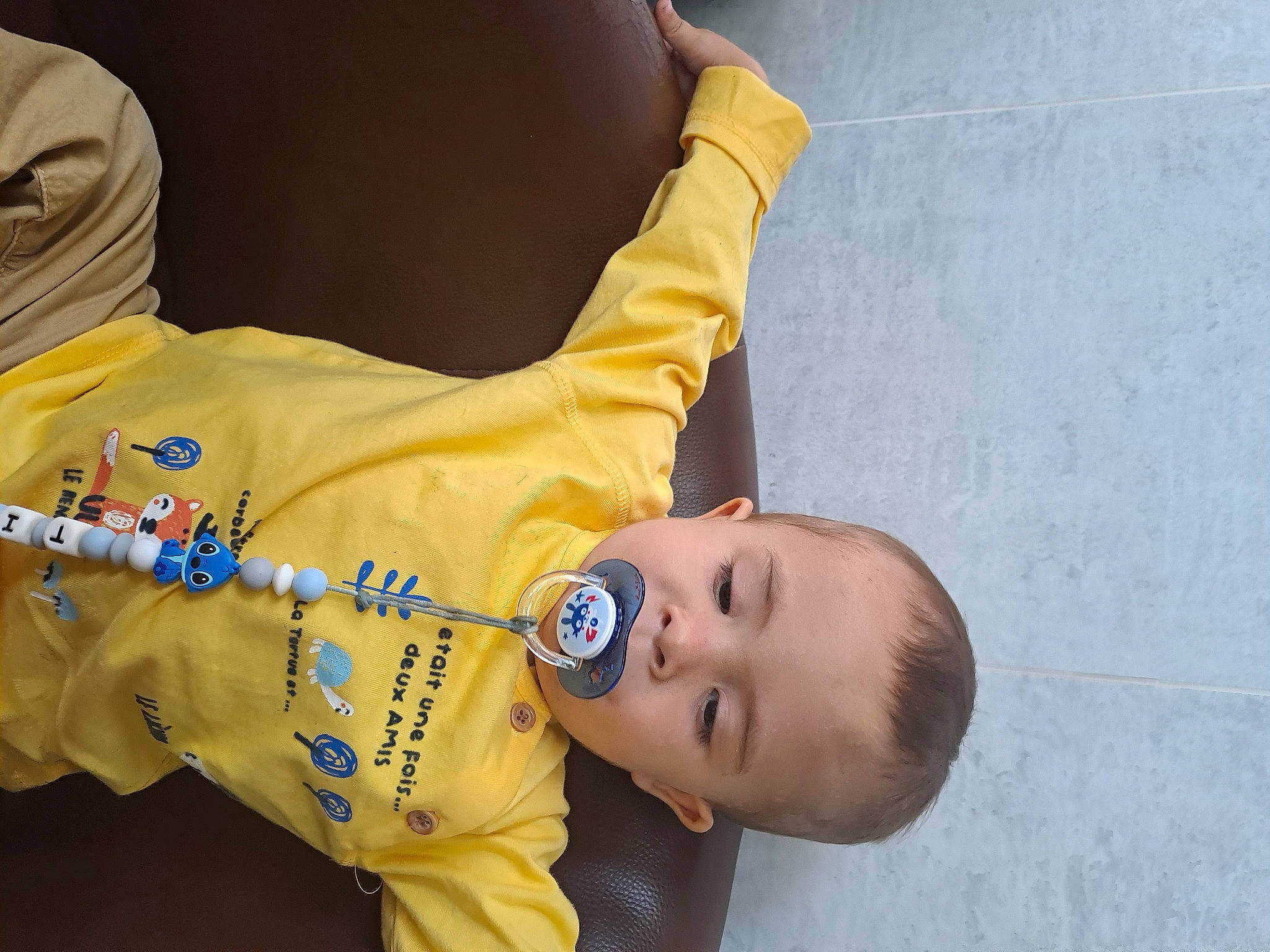 Timeo participe au concours pour gagner de l'argent avec cette photo : baby, child, electric_blue, font, fun, gesture, happy, hat, jersey, person, personal_protective_equipment, player, sleeve, smile, sportswear, thumb, toddler