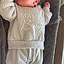 Maylan a rejoint le concours — aidez-le/la à gagner de superbes lots ! baby, baby_clothes, blanket, child, cozy, cute, face, head, indoors, infant, lying_down, newborn, pajamas, peaceful, person, sleepwear, small_hands, soft_texture, white_clothing, wooden_floor